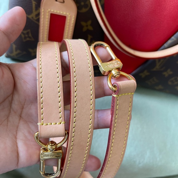 Authentic LV V Tote MM Rouge in Monogram With strap - Picture 14 of 15
